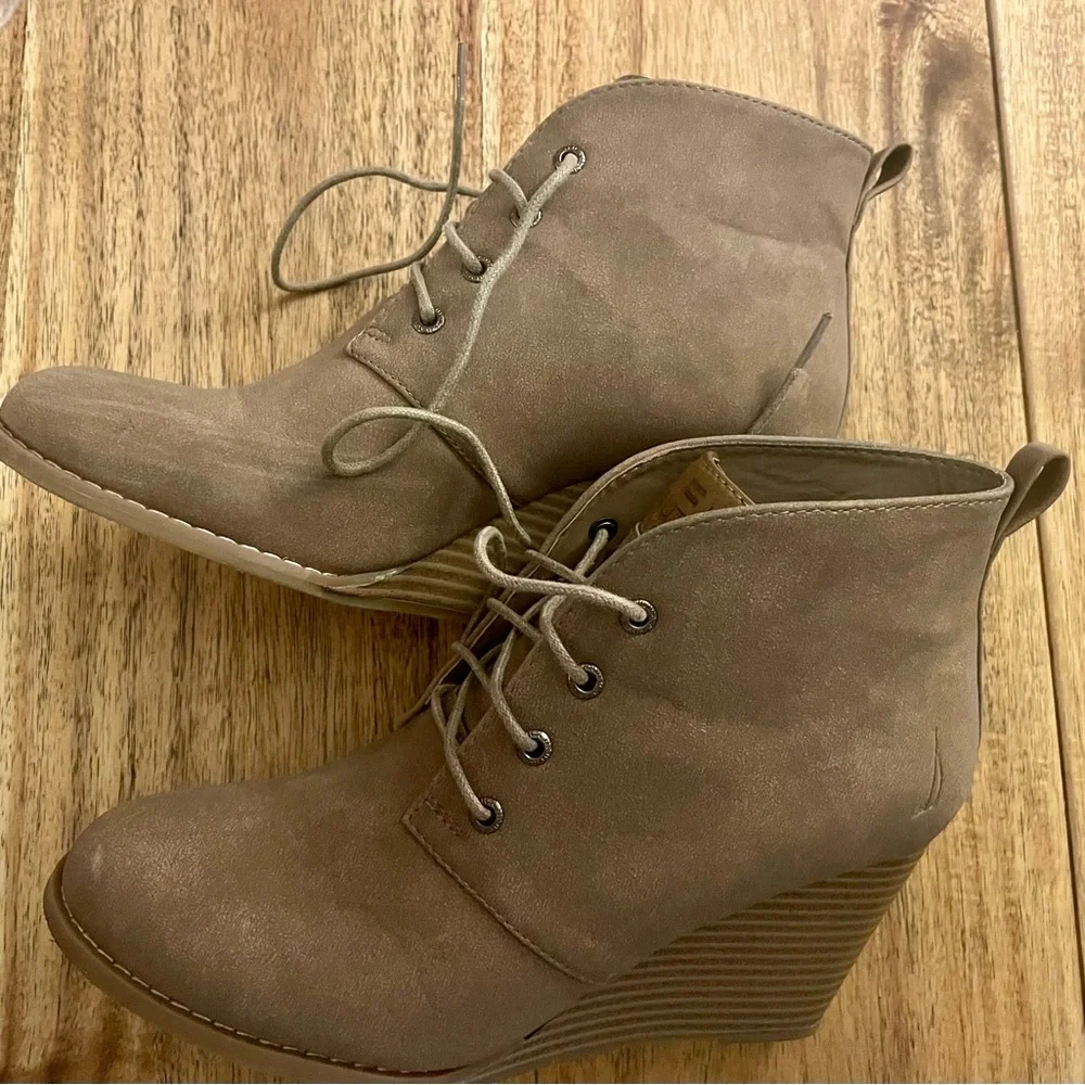 Nautica Women's Tan Wedge Ankle Boots size 8.5